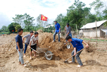 Thanh niên tình nguyện tại công trường làm đường vành đai suối Thia, thị xã Nghĩa Lộ.
